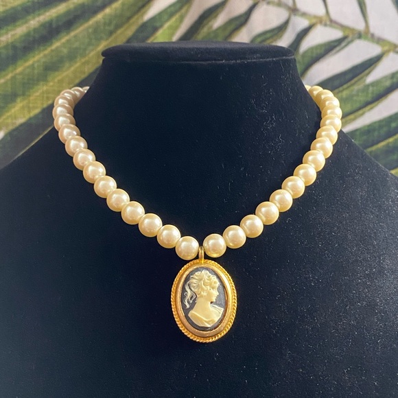 Vintage Jewelry - Express Cameo & Faux Pearls Necklace ✨💛